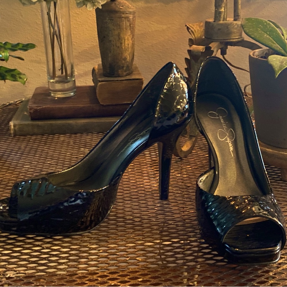 Barely worn Jessica Simpson black patent pumps size 36.5 (US 6)